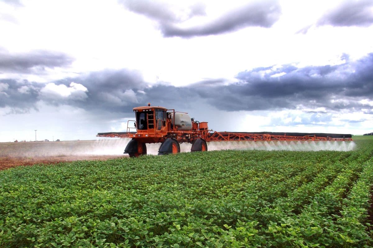 Brasil deve aumentar uso de defensivos agrícolas na safra 2025/26
