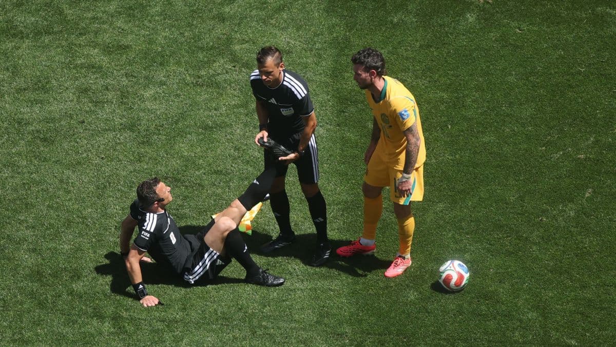 Árbitro passa mal durante jogo EUA x Austrália na Copa do Mundo