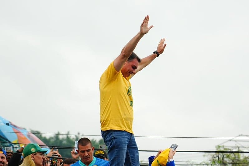 Flávio Bolsonaro é acusado de participar de festa com empresários da Covaxin