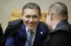 Revelações sobre Luiz Fux: Pagamentos e Relações Familiais em Debate