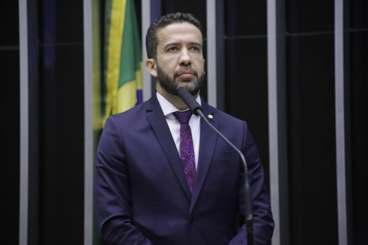 Deputado André Janones é internado em UTI após arritmia cardíaca