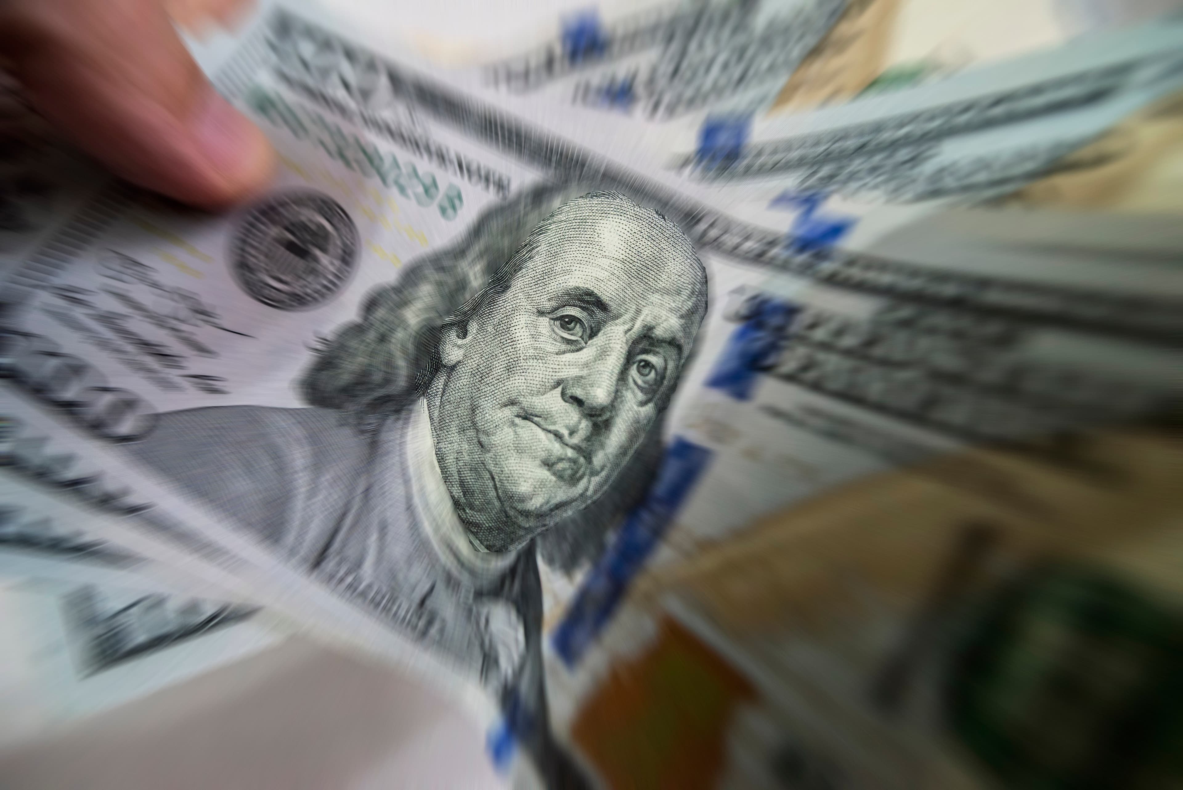 Dólar e petróleo sobem com incertezas em Ormuz