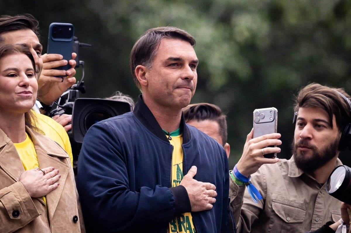 Flávio Bolsonaro aparece como favorito nas previsões eleitorais