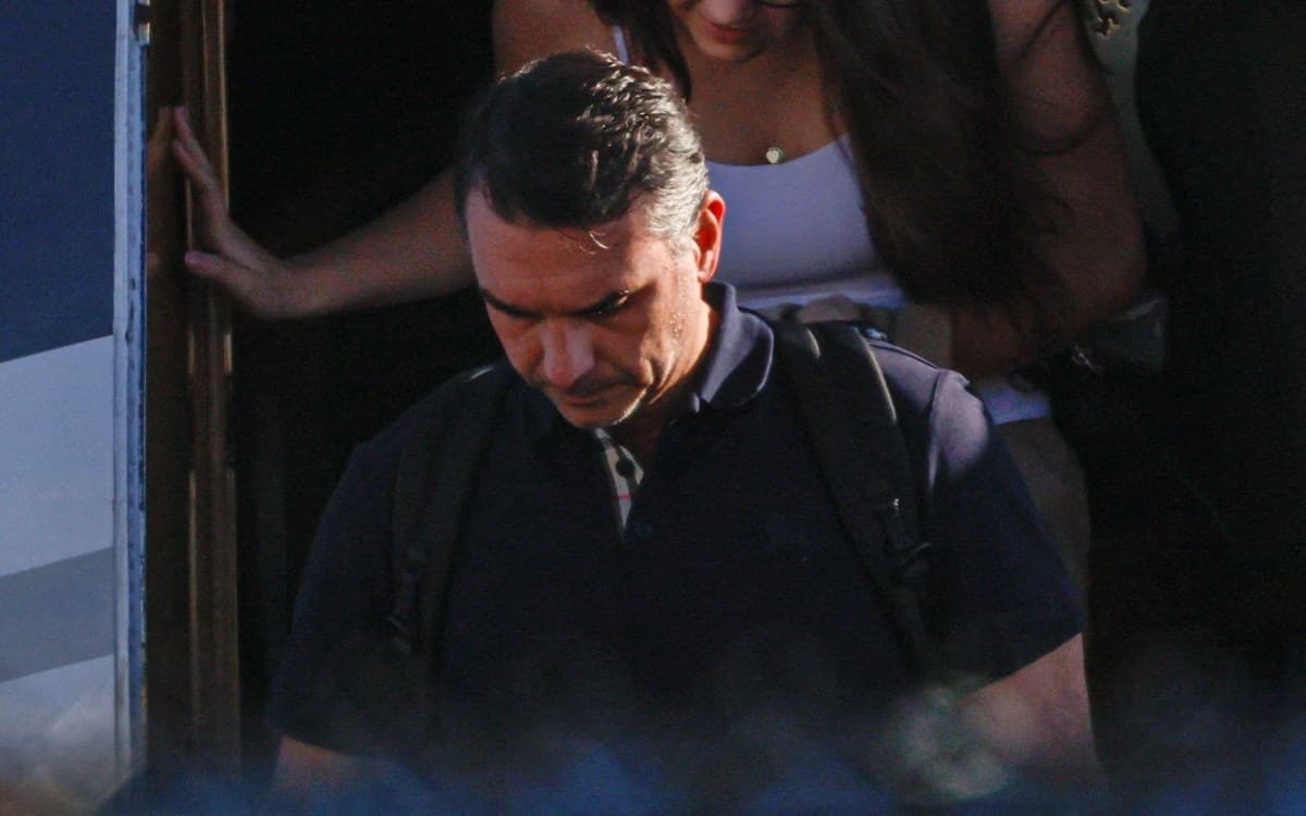 Flávio Bolsonaro usa jato da Casa Branca para fugir ao EUA