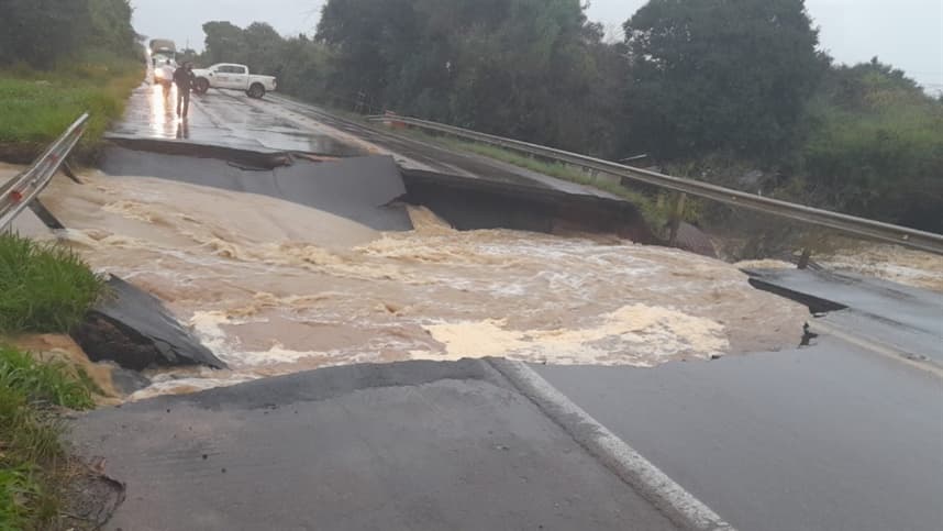 Temporal causa bloqueio na BR-290, dificultando o tráfego na região