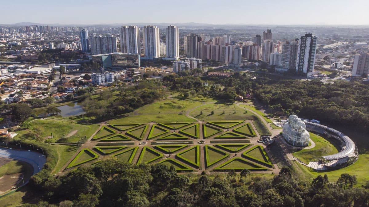 Previsão de chuvas e queda de temperatura em Curitiba já a partir de quarta