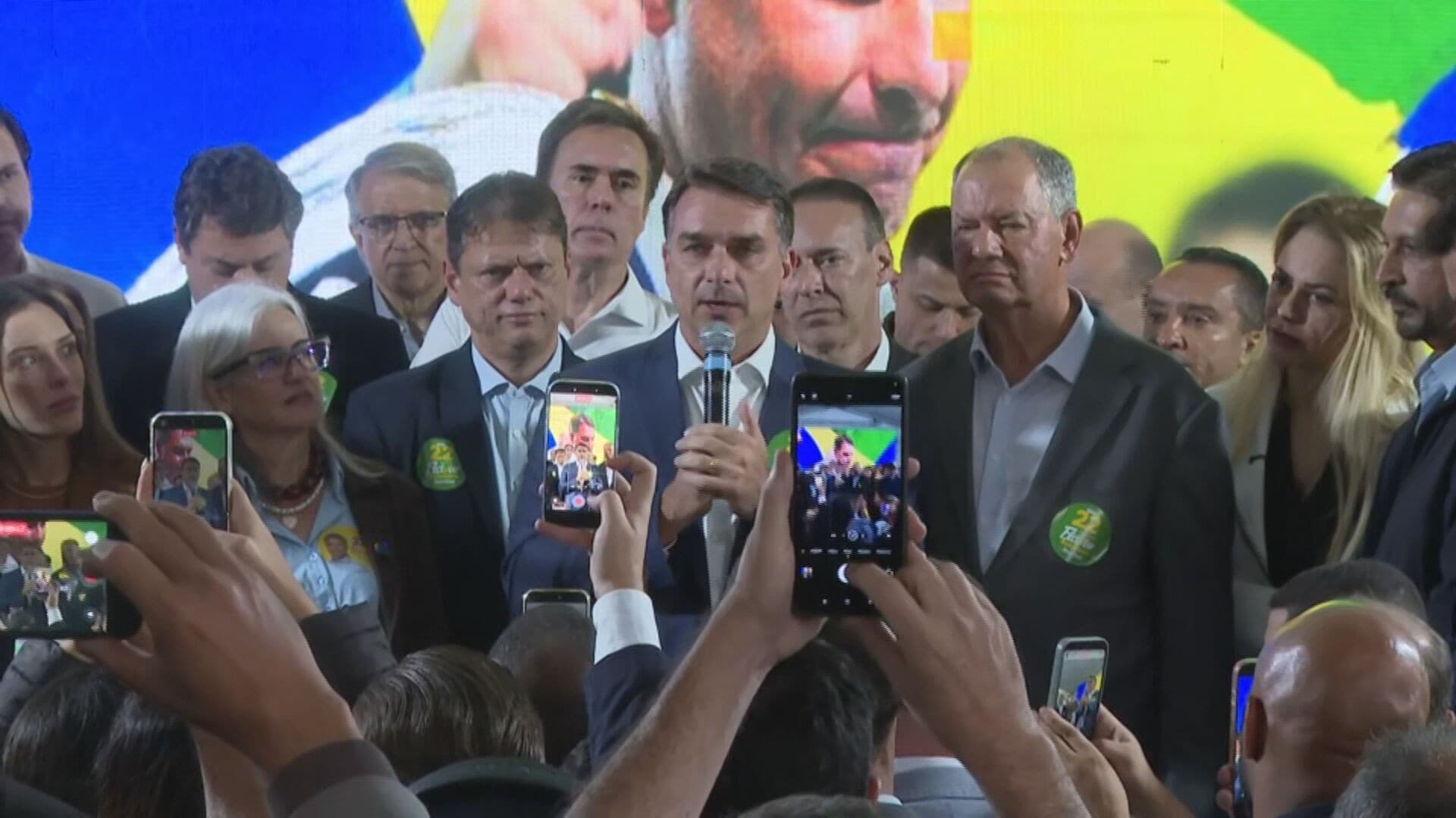 Flávio Bolsonaro descarta participar de debates e destaca apoio do MDB