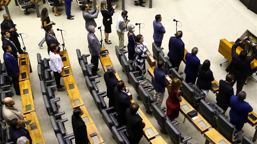 Deputados aprovam projeto de lei para combater invasões