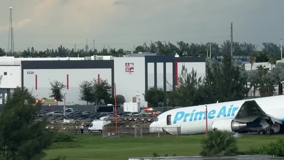 Avião de carga da Amazon sai da pista e causa morte de cinco pessoas em Miami