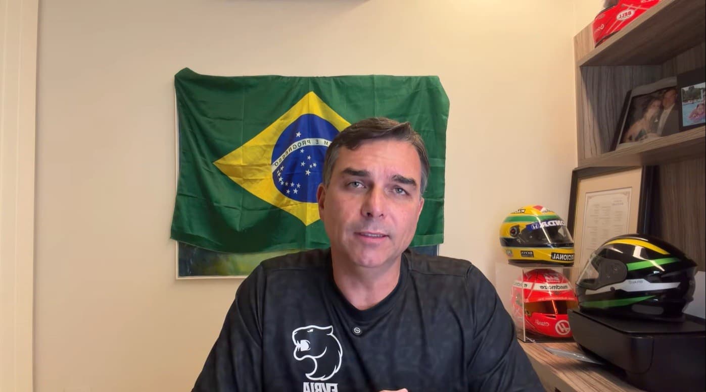 Flávio Bolsonaro critica aumento do Bolsa Família e diz que não autorizou ação judicial