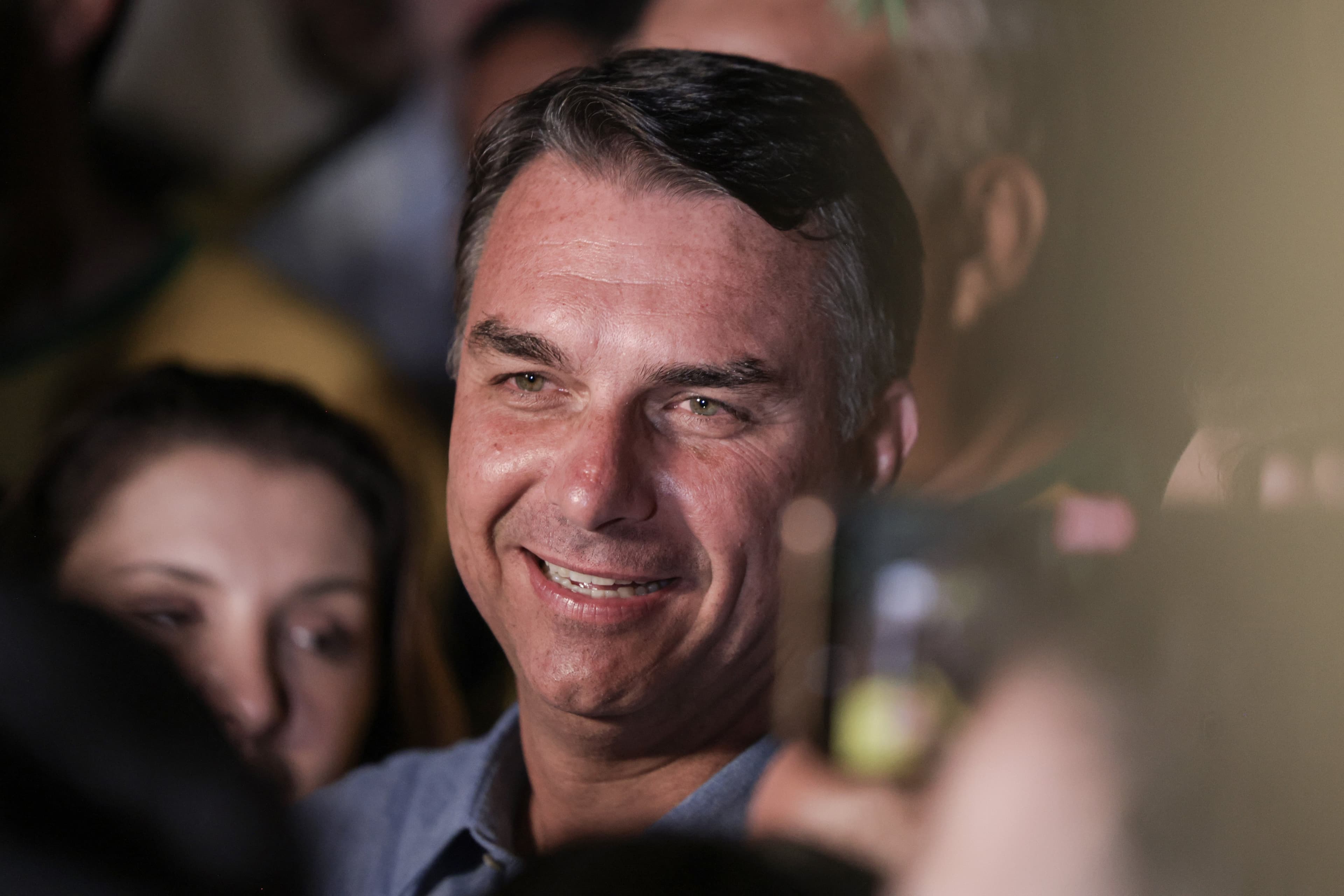 Flávio Bolsonaro recebe apoio de União Progressista e Novo em sua candidatura