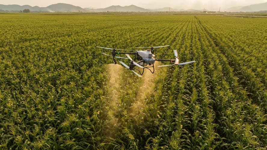 Empresas de maquinário investem na tecnologia de drones para pulverização agrícola