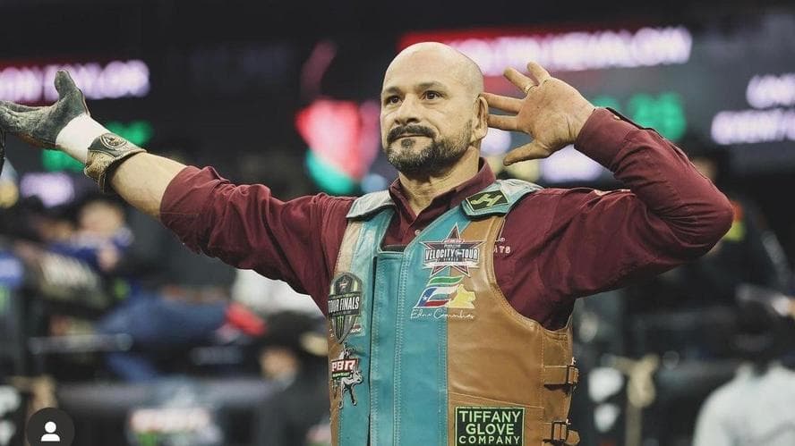 Brasileiro se aposenta como campeão mundial de rodeio em touros da PBR aos 48 anos.