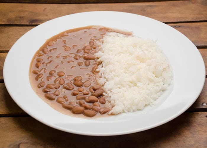 Prato com arroz e feijão representando alimentação saudável