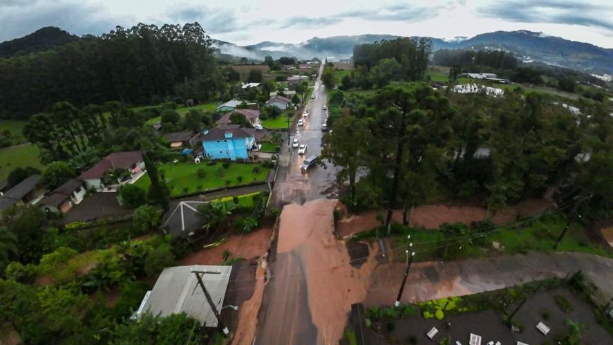 Canal no WhatsApp facilita a conexão de gaúchos afetados pela chuva com empresas contratantes