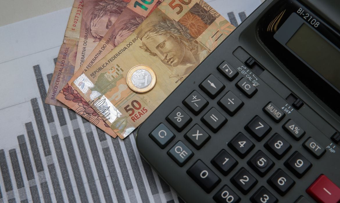 Mercado projeta Selic estável em 9,5% no final de 2024 e eleva estimativa para 2026, aponta Focus